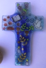 Croix en verre cadeau de communion : colombe + bible + calice + bougies